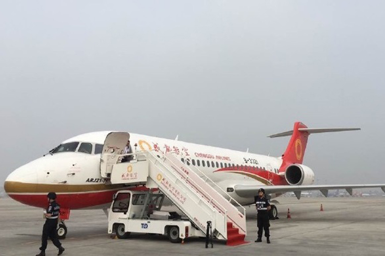 Çin’in Daxing Havalimanı’na ilk ticari ARJ21 tipi uçak indi