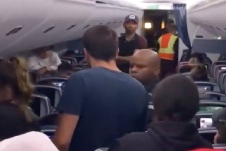 Delta uçağında, 8 saatlik rötar kavga çıkardı