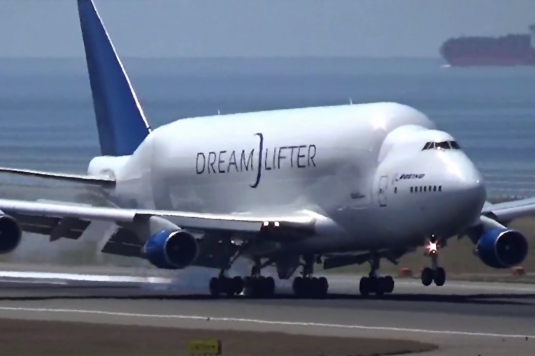 Boeing 747 Dreamlifter alanı alarma geçirdi
