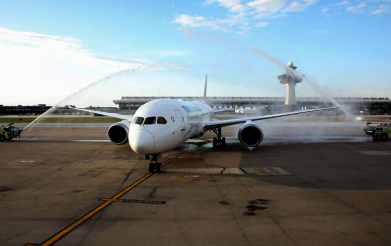 THY’nin Dreamliner’ı Washington’da su takı ile karşılandı