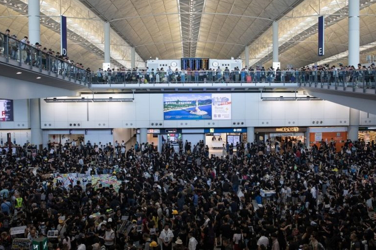 Hong Kong’ta protestolar uçuşları iptal ettirdi