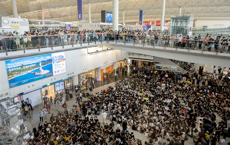 Hong Kong Havalimanı göstericiler nedeniyle kapatıldı