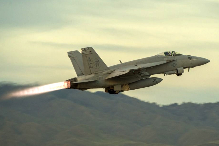 Kaliforniya’da F/A-18-E Super Hornet düştü