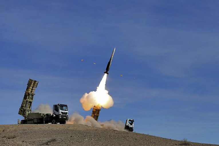 İran Devrim Muhafızları’da füze denedi