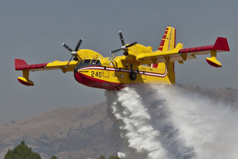 Kanada yangın uçaklarını Amazonlar için gönderiyor