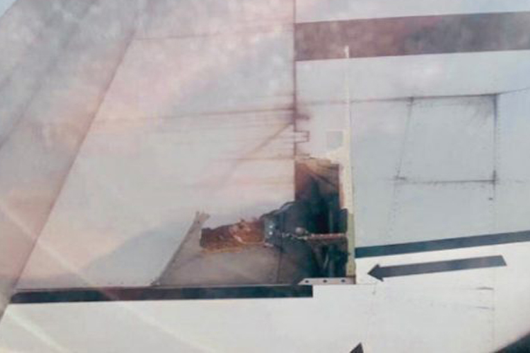China Eastern uçağının kanat parçası koptu geri döndü