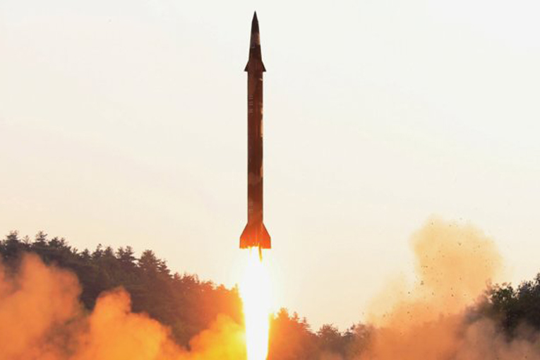 Kuzey Kore uzun menzille füze denedi
