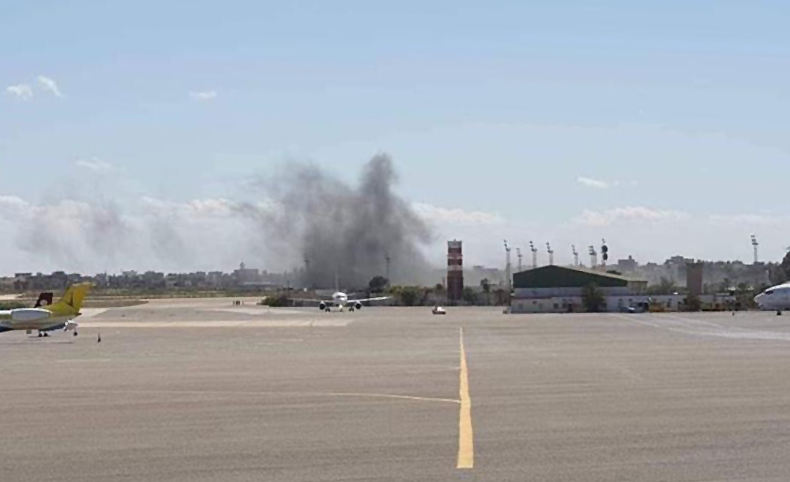 Libya’da yolcu dolu uçağın yakınına bomba düştü