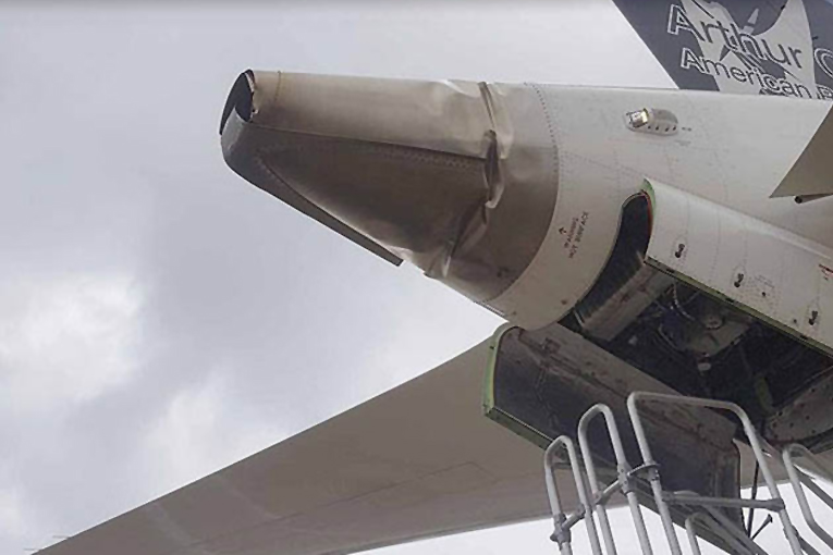 Push Back aracı  Norwegian uçağını çitlere sıkıştırdı