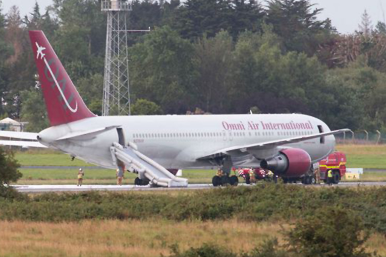 Omni Air uçağının kalkışta lastikleri alev aldı