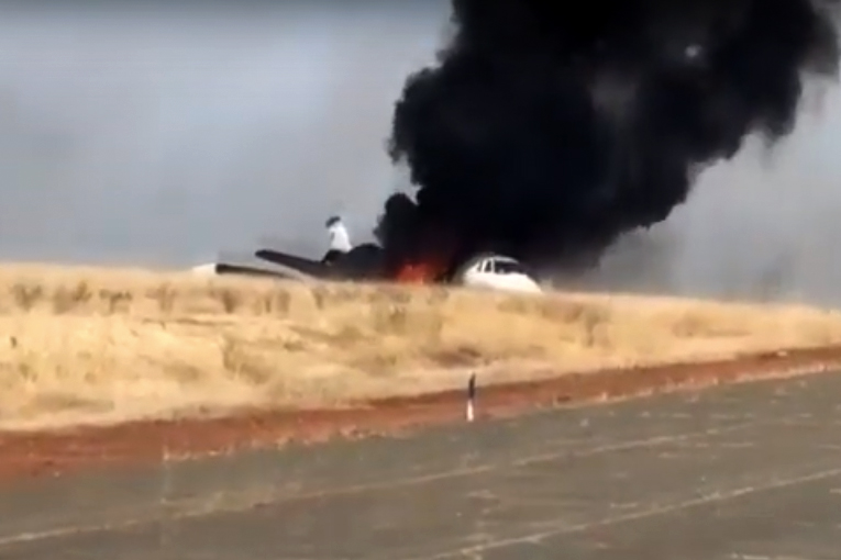 Oroville uçak kalkışta alev aldı