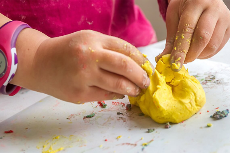 İç hatlarda oyun hamuru ve batarya yasağının kalkması çocukları sevindirdi