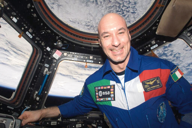 Uzay muhabiri astronot Parmitano ilk görüntülerini gönderdi