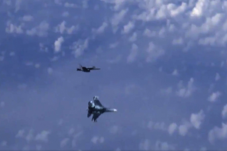 Rus Bakanın uçağına yanaşan NATO uçağı uzaklaştırıldı