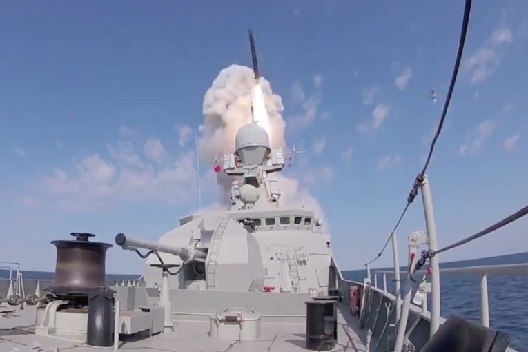 Rusya Karadeniz’de uzun menzilli Kalibr füzesini denedi