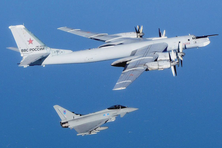 İngiliz Typhoon’larından Rus Tu-142’ye önleme