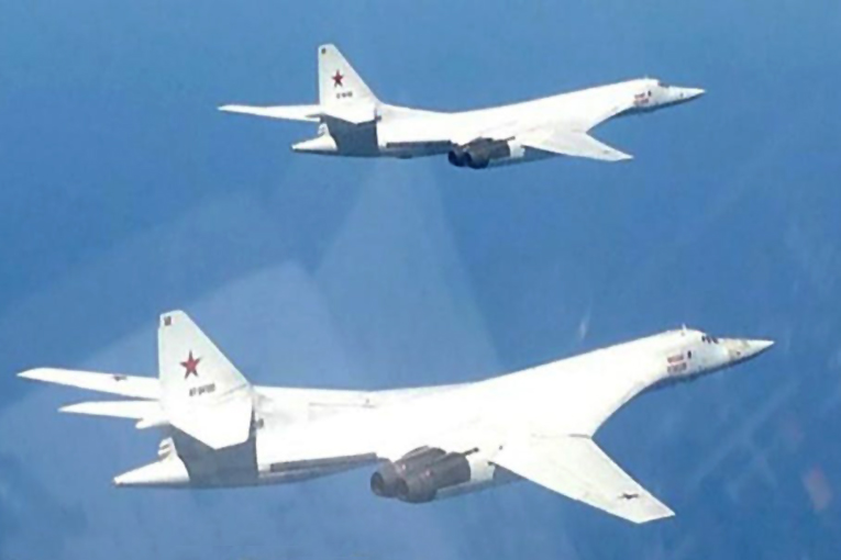 Rusya’nın iki Tu-160 ve iki Su-35 jeti Alaska’da görüldü
