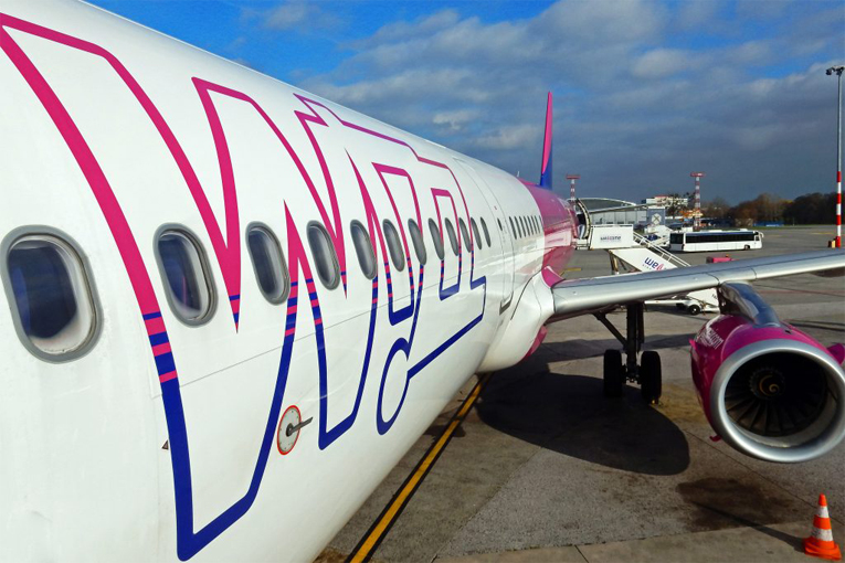 Yolcu Wizz Air uçağının kokpitine girmeye çalıştı uçak acil indi