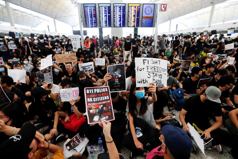 Çin, Hong Kong havalimanı olaylarını protesto etti