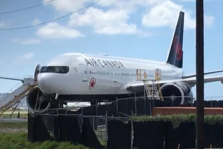 Air Canada uçağının kokpit camı kırıldı acil indi