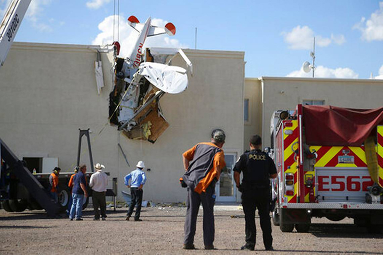 ABD Phoenix’de eğitim uçağı binaya çakıldı