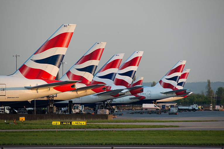 İngiltere’de teknik sorun yüzlerce uçak yerde kaldı