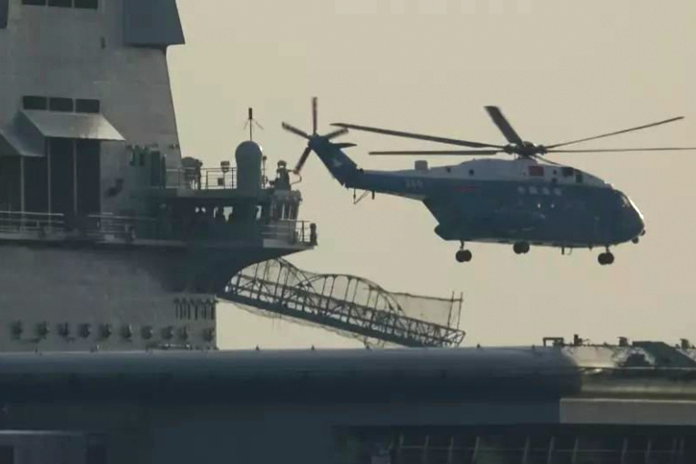 Çin ilk helikopter gemisini denize indirdi