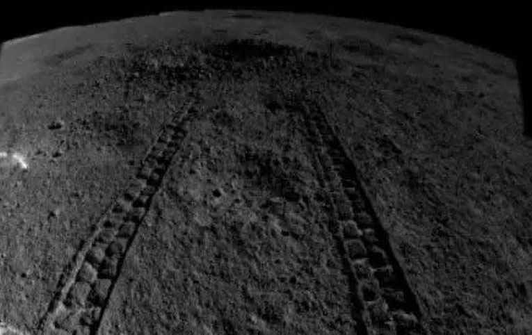 Çin ayın karanlık yüzünde renkli jelimsi madde keşfetti