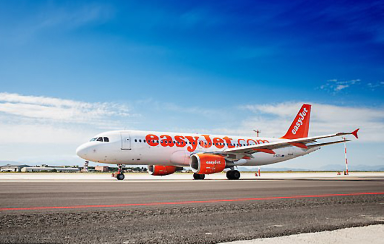 Baba-oğul uçuşu kaçırınca ortalığı birbirine kattılar