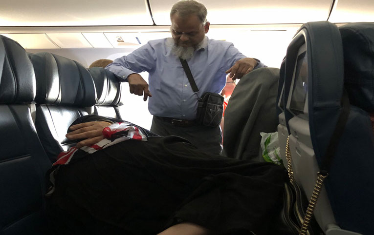 Eşi için 6 saat ayakta uçtu