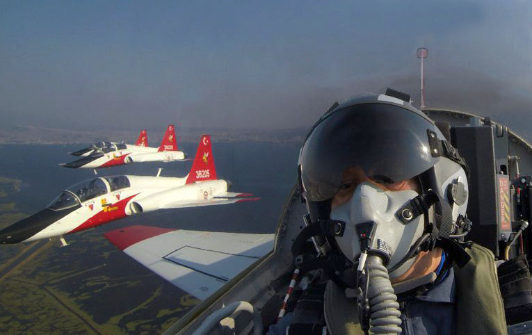 Milli Savunma Bakanı Hulusi Akar T-38 ile uçtu