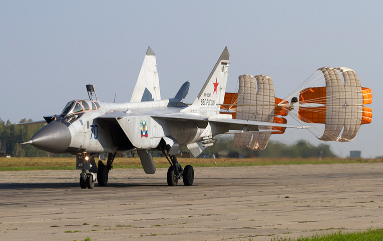 MİG-31 eğitim uçuşunda acil indi