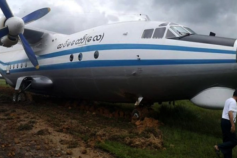 Myanmar Hava Kuvvetleri’nin kargo uçağı inişte pistten çıktı