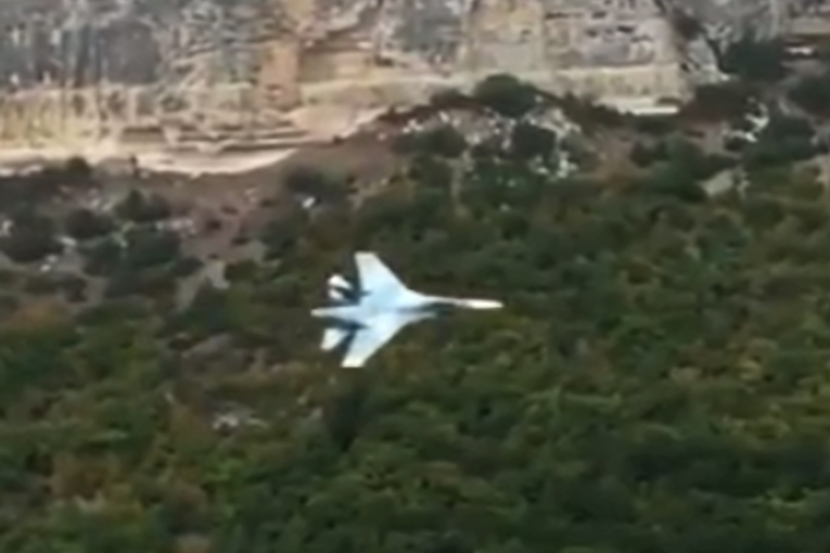 Rus Su-27 Kırımda gövde gösterisi yaptı