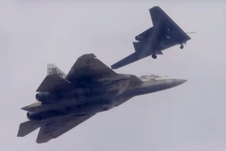 Rusya, Okhotnik’i  Su-57 ile birlikte uçurdu