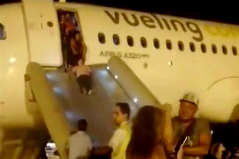 İspanyol Vueling Havayolları uçağında duman paniği