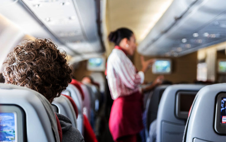 Çin’li sarhoş kadın yolcu hostesi ısırdı