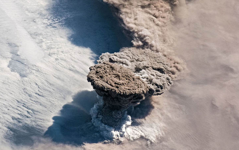 NASA, Raikoke Yanardağı’nın patlama fotoğrafını yayınladı
