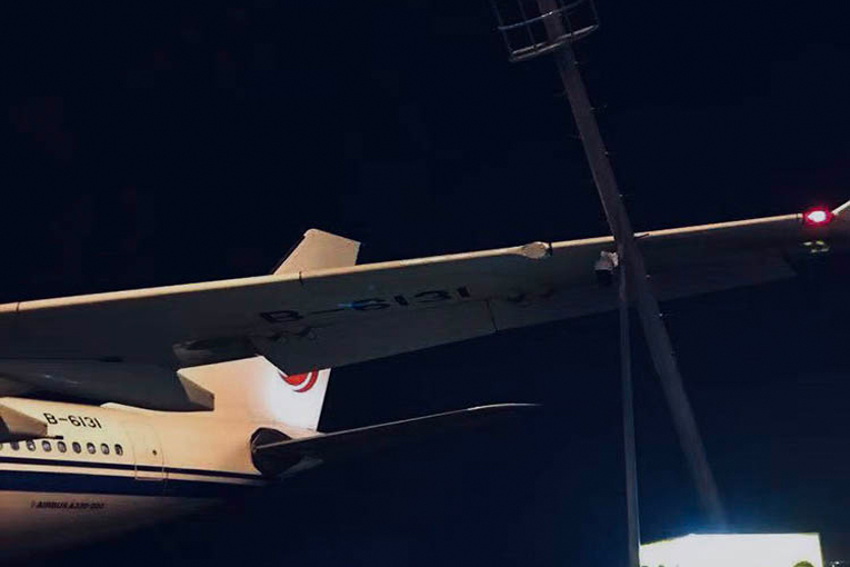 Air China’nın A330’u taksi yaparken direğe çarptı