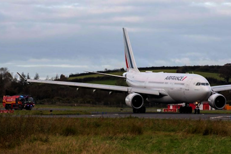 Air France uçağını, telefon İrlanda’ya acil indirdi