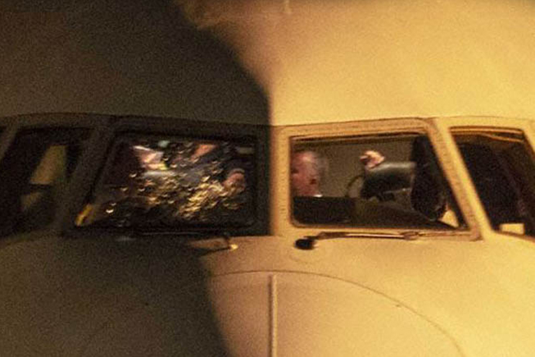 AA uçağının kokpit camı kırıldı, acil indi