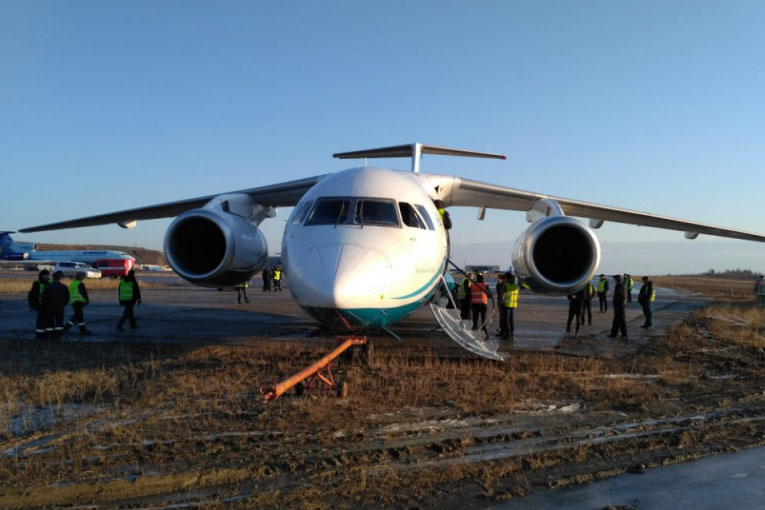 AN-128 inişte pistten çıktı