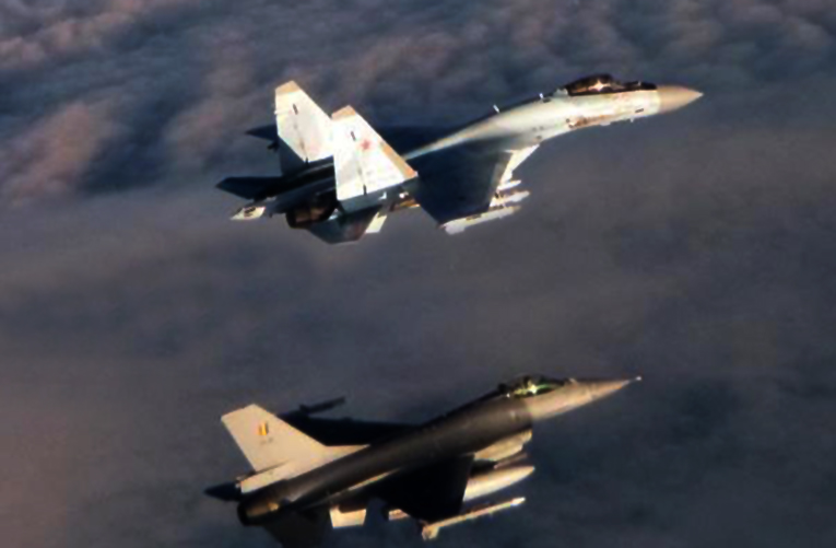 Belçikalı pilotlar, Su-35’ler ile birlikte uçtu