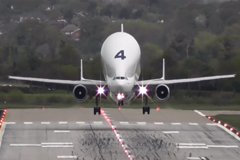 Beluga Havarden Havalimanı’nı alarma geçirdi