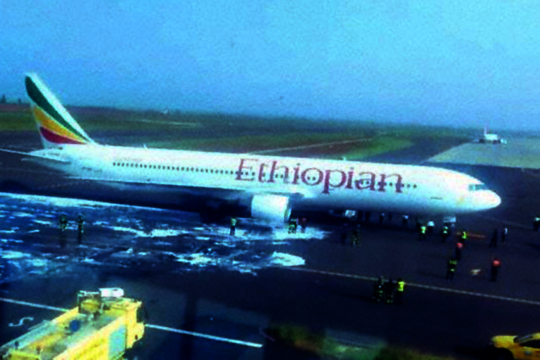 Etiyopya Havayolları uçağının motoru alev aldı