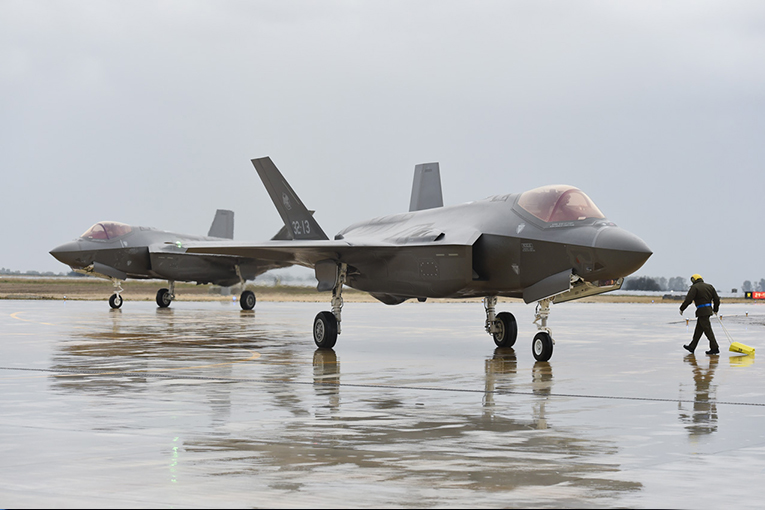 İtalya’nın 6 F-35’i İzlanda’ya indi