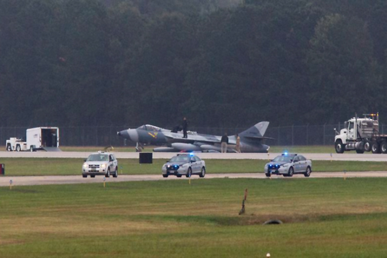 ABD’de Donanması’nın Hawker Hunter’ı inişte pistten çıktı