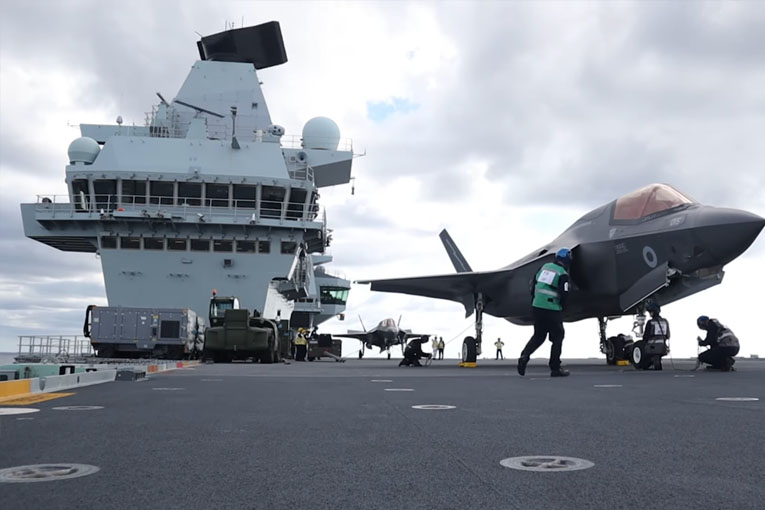 İngiliz F-35’leri ilk kez Queen Elizabeth’e iniş-kakış yaptı