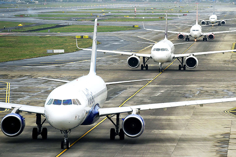 Orly Havalimanı’nda teknik arıza uçakları yerde bıraktı
