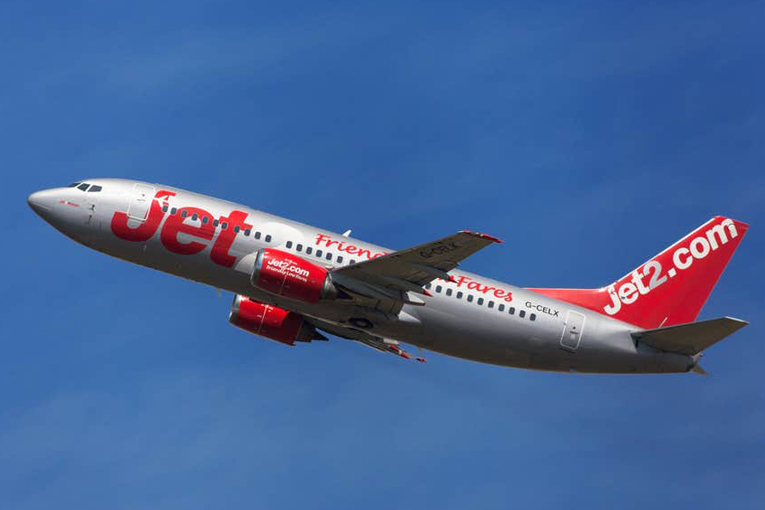 Jet2 uçağının pilotu Antalya uçuşunda bayıldı